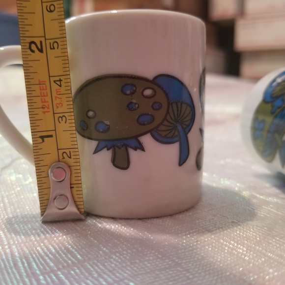 Magic mushroom salt & pepper shakers - Picture 2 of 2